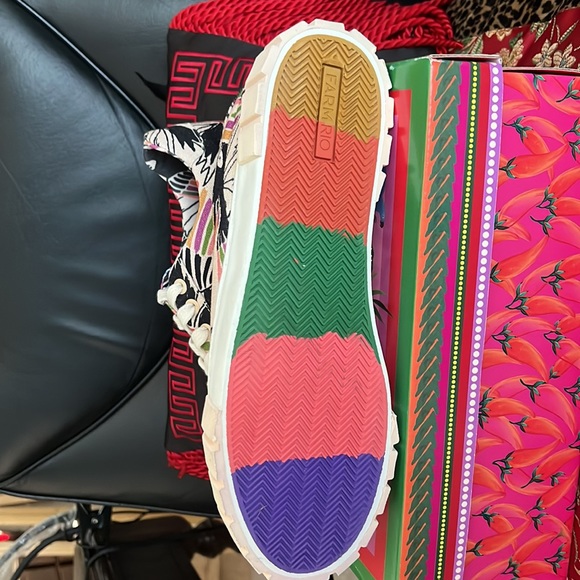 The fab and lovely day in Farm Rio sneakers, dress up or down 🌺 - Picture 3 of 13